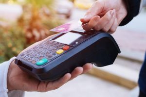 Plata cu cardul se schimbă de astăzi. Care sunt noile cerinţe