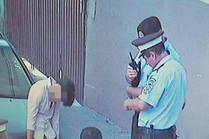 Adolescent prins cu un plic de etnobotanice în faţa şcolii. A fost predat Poliţiei
