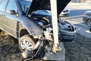 Accident cu trei răniţi pe DN1 – O maşină a intrat în stâlp la Bradu