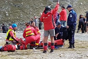 FOTO VIDEO Turistul rănit în Munţii Făgăraş a fost evacuat cu elicopterul. E rănit grav
