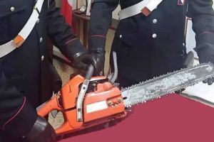 Un român a băgat spaimă în trecătorii italieni după ce i-a ameninţat cu o drujbă pornită. Tânărul este cercetat în libertate