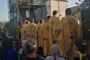 FOTO Slujbă impresionantă cu un sobor de preoţi la Crucea de la Bazar. O mulţime de credincioşi, la rugăciune