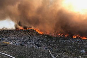 FOTO Incendiu la groapa de gunoi din Stăuceni. Patru autospeciale de pompieri intervin la faţa locului