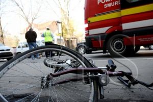 Biciclist beat a intrat direct într-o maşină de pe contrasens la Orlat