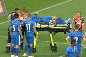 Un jucător de la Botoşani, accidentat grav în meciul cu Dinamo. A fost luat de ambulanţă de pe teren