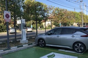 Maşinile electrice n-au loc în… parcarea lor