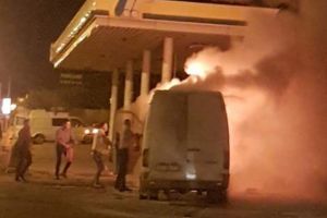 Un microbuz a ars ca o torţă lângă o benzinărie