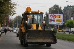 Bărbat, prins băut la volanul unui buldoexcavator, pe DN 1, la Predeal