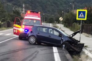 FOTO – Maşină ieşită în decor pe Valea Oltului – O tânără rănită