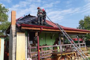 Incendiu izbucnit la o casă din Măldăeni, lichidat rapid de pompierii militari