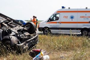 Două persoane rănite, după ce un şofer a pierdut controlul volanului şi s-a răsturnat în afara şoselei