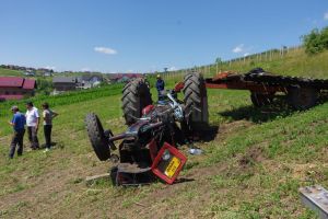 Două persoane, printre care şi un minor, rănite după ce s-au răsturnat cu tractorul în ...