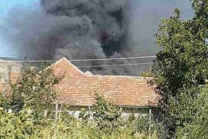 FOTO: INCENDIU la o locuinţă în Șard. Intervin pompierii şi SVSU Ighiu, cu două autospeciale