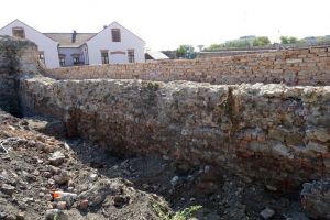 Muncă de-o vară. Zidurile Cetăţii Oradea au fost reabilitate în proporţie de 33% (FOTO)