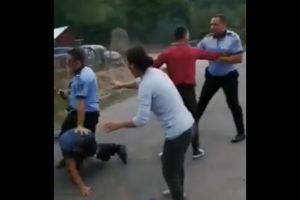 SCANDAL MONSTRU urmat de BĂTAIE între poliţişti şi localnici (VIDEO)