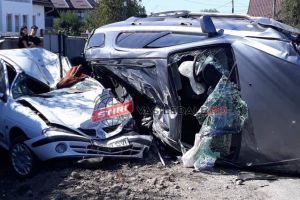FOTO. Maşinile unui poliţist, distruse de un tânăr căruia i-a luat permisul!