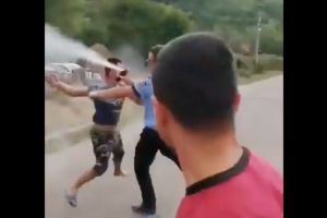 Se întâmplă în Sălaj! Bătaie între poliţişti şi mai mulţi localnici în timp ce încercau aplanarea unui conflict (VIDEO)