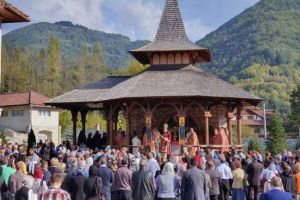 Slujbă oficiată de ÎPS Irineu de hramul Mănăstirii de la Lupşa, cea mai veche bisercă de lemn din Transilvania