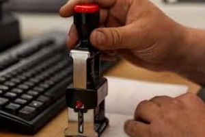 Cameră: Persoanele juridice de drept public nu au obligaţia de a aplica ştampila pe documente