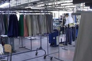 Unul dintre cei mai mari producători de haine din Botoşani, furnizor pentru case de modă de lux, discută vânzarea de proprietăţi către Lidl