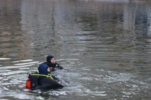 Scafandrii militari braşoveni au intervenit în căutarea unei persoane dispărută în apele barajului Siriu