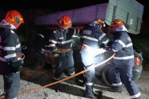 FOTO Accident mortal la Brateiu. Un tânăr a intrat într-o remorcă