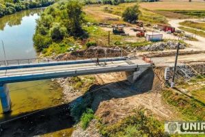 FOTO, VIDEO. Podul peste râul Mureş de la Teiuş spre Căpud şi Peţelca, folosit deja de oameni. Trecerea apei în mod arhaic, cu brudina, a devenit istorie