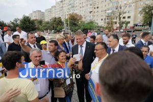 FOTO-VIDEO: Klaus Iohannis a început în forţă bătălia pentru un nou mandat. A fost întâmpinat cu entuziasm de oameni care s-au înghesuit să dea mâna cu el