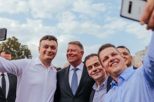 Klaus Iohannis a început în forţă bătălia pentru un nou mandat. A fost întâmpinat cu entuziasm de oameni care s-au înghesuit să dea mâna cu el