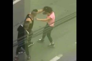 VIDEO. Scene pline de AGRESIVITATE în plină stradă: O tânără snopită în bătaie, fără ca cineva să o poată scoate din mâinile agresorului