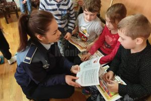 Elevii, instruiţi de poliţişti cum să nu cadă victime în faţa escrocilor sau traficanţilor