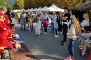 Aproape 2.000 de persoane au luat cursuri de prim-ajutor, la Sinaia, în cadrul Caravanei SMURD