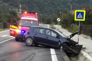 FOTO. ACCIDENT rutier pe Valea Oltului: Tânără din Alba rănită, după ce şoferul a vrut să evite o pisică şi a intrat într-un cap de pod