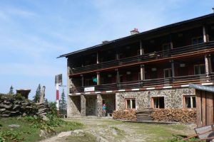 Scandal la cabana Negoiu – Cabanier acuzat că a atacat mai mulţi turişti