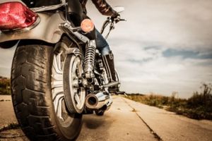 Cu motocicleta neînmatriculată şi fără permis de conducere, pe o stradă din Cugir. Bărbat din Săliştea, cu dosar penal pentru fapta sa