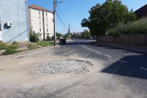 Stradă din Bistriţa, spartă la nici o lună de când s-a turnat pe ea asfalt nou