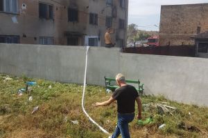 FOTO. Incendiu izbucnit la un bloc din Carei, stins de un grup de civili