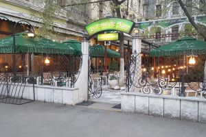 Jaf la Butoiul de Aur: Cinci adolescenţi au furat băuturi, ţigări, tablete şi toţi banii din casetele de valori ale restaurantului