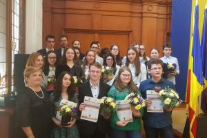 Cei 20 de elevi cu 10 pe linie la examenele naţionale au fost premiaţi cu diplome şi bani