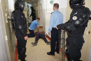 Exerciţiu la închisoare: Poliţişti, jandarmi şi pompieri au simulat o revoltă şi un incendiu în Penitenciarul Oradea (FOTO)