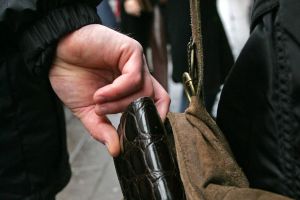 Dosar penal pentru furt. Un localnic din Zetea a profitat de un consătean aflat în starea ebrietate
