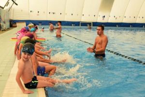 Se reiau cursurile gratuite de înot pentru copii din Târgu-Mureş!