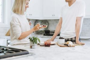  Vrei sa te muţi împreună cu partenerul? Iată 3 aspecte pe care să le iei în calcul înainte de a face acest pas