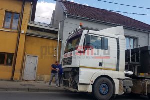 FOTO. Accident în sensul de pe Botizului. Coliziune între un TIR şi o maşină