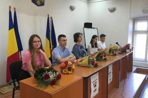 FOTO. Absolvenţii de 10 ai judeţului Alba, premiaţi pentru rezultatele obţinute la examenele naţionale