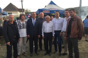 FOTO Bogdan Trif şi Petre Daea în mijlocul agricultorilor sibieni din Mărginime