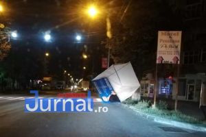 FOTO: Cort pentru strângerea de semnături pentru Klaus Iohannis, vandalizat la Adjud
