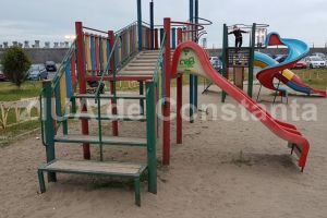 Incident la un loc de joaca din Constanta. Un copil a ramas cu piciorul prins intre bari 