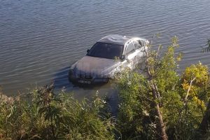 O tânără s-a răsturnat cu maşina în iaz, la Fălticeni