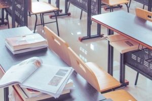 Scandal-monstru la o şcoală din Dâmboviţa! Profesor luat la bătaie de tatăl unui elev